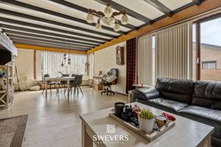 Voor meer info en foto’s, surf naar www.swevers.be – Deze splitlevel woning in de Stationsstraat 36 in Heusden-Zolder combineert...