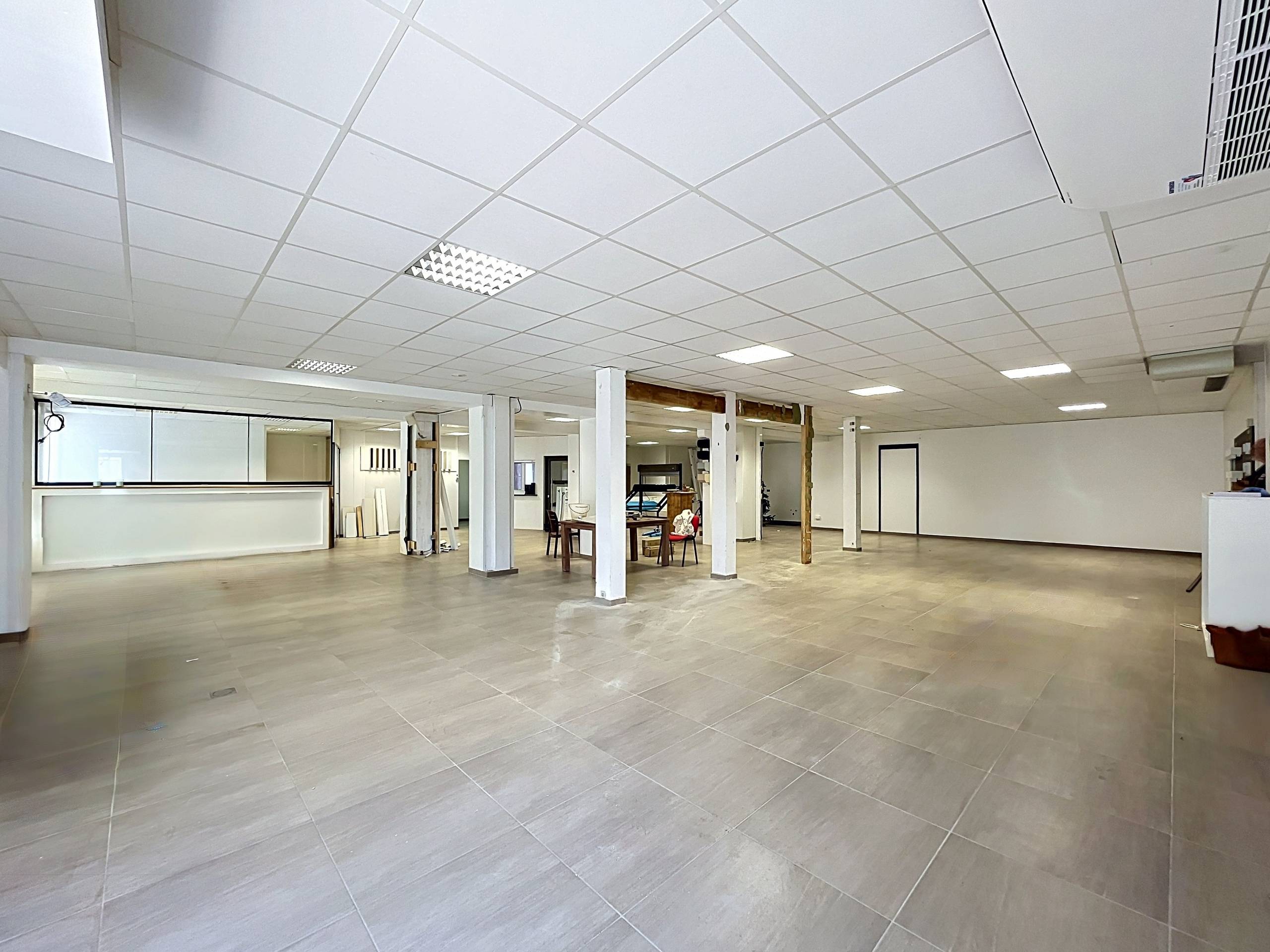 Ruime en centraal gelegen commerciële ruimte te Pajottegem - foto 3