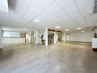 Commerciële ruimte te huur in Pajottegem, centraal gelegen in het hart van het centrum. Het betreft een ruim handelspand met een praktische...