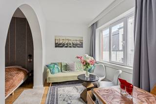 Beau studio, situé dans le quartier des quais où il fait bon vivre. Il est situé au 2ème étage d'une résidence bien gérée et entretenue avec ascenseur.<br />Ce bien se compose d'un hall d'entrée, un coin à coucher, une cuisine et d'une salle de douche avec WC.<br />Situé à proximité de la Place Sainte-Catherine et à seulement 10 minutes à pied de la Grand Place et à proximité immédiate de l'arrêt de métro Sainte-Catherine, des écoles, des restaurants, des magasins et d'autres facilités.<br />Idéal pour une occupation personnelle, comme pied-à-terre ou comme investissement avec un bon rendement locatif. Actuellement loué.<br />A visiter!<br />Classe PEB G, 350 kWhEP/m²/an, 82 CO² par m².