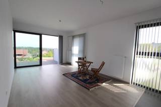 Ben je op zoek naar een instapklaar appartement met alle comfort, energiezuinig en een uitstekende ligging? <br />Dan is dit prachtig appartement in Tongeren, gebouwd in 2021, absoluut het bekijken waard.<br /><br />Gelegen op de tweede verdieping en bereikbaar via een lift, biedt dit appartement alles wat je nodig hebt. De energiezuinige afwerking (EPC: 62 – label A) zorgt bovendien voor lage energiekosten.<br /><br />Wat mag je verwachten?<br /> x Lichtrijke leefruimte met toegang tot een ruim terras waar je heerlijk kan genieten van de zon;<br /> x Open, ingerichte keuken;<br /> x 1 slaapkamer (3 x 3m) – perfect voor alleenstaanden of koppels;<br /> x Moderne badkamer met douche;<br /> x Apart toilet;<br /> x Bergruimte met CV, waterontharder en ruimte voor wasmachine en droogkast.<br /><br /> x Bewoonbare oppervlakte: 53 m²<br /> x Bijhorende kelderberging<br /><br />Bij dit appartement hoort een ondergrondse parkeerplaats die mee aangekocht kan worden voor 17.000 euro (niet inbegrepen in de vraagprijs).<br /><br />De ligging is rustig, maar toch centraal, met winkels, openbaar vervoer en andere faciliteiten vlakbij. Dankzij de recente bouw is het appartement bovendien volledig instapklaar.<br /><br />📞 Interesse? Plan dan snel een bezoek door te bellen naar 012 23 00 23 of stel je vragen aan roland@immo-leroi.be.