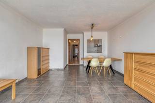 Vous rêvez de vous réveiller avec une vue imprenable sur la mer ? Cet appartement de Blankenberge combine des vues à couper le souffle avec un excellent certificat de performance énergétique et un emplacement de rêve absolu sur la côte. C'est une excellente opportunité pour ceux qui cherchent à acheter une résidence secondaire ou qui recherchent un investissement locatif de vacances intelligent. Grâce à notre gamme de biens immobiliers de qualité, nous vous proposons ce bâtiment prêt à emménager situé sur le Zeedijk de Blankenberge.<br /><br />Disposition de la propriété :<br /><br />- Hall d'entrée<br />- Toilettes séparées pour les invités<br />- Espace de vie lumineux avec vue frontale panoramique sur la mer<br />- Cuisine installée<br />- Chambre spacieuse<br />- Salle de bain<br />- Deux terrasses pour profiter pleinement de l'extérieur<br />- Rangement privé au sous-sol<br />- Abri à vélos commun<br /><br />Emplacement et avantages supplémentaires :<br />L'emplacement unique sur le Zeedijk de Blankenberge garantit un accès facile par les transports en commun, le tramway côtier et la voiture. Les supermarchés, les restaurants chaleureux et le port de plaisance animé sont accessibles à pied. Cette propriété économe en énergie est maintenant en vente et constitue l'achat idéal pour ceux qui souhaitent profiter d'une propriété sur la côte belge.<br /><br />Vous souhaitez devenir propriétaire de cet appartement à Blankenberge ? N'hésitez pas à nous contacter pour plus de détails ou pour découvrir cette vente de plus près.<br /><br />Registre des mesures: non