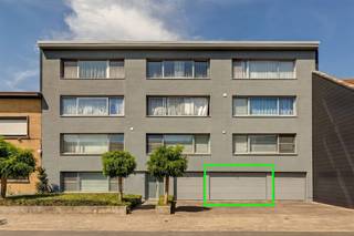 <p><span>Mogelijkheid tot aankoop van 3 overdekte autostaanplaatsen met moderne, elektrische bediende garagepoort.<br /><br />Deel links: Ruime, enkele autostaanplaats aan 20.000 €<br />Deel rechts: Dubbele achter-elkaar autostaanplaats (of naast het stallen van een auto nog ruime extra bergruimte): 24.000 €<br />(linkse & rechtse deel kunnen samen of apart gekocht worden)<br /><br />Ideaal om zelf te gebruiken of als investering voor verhuur.</span></p><p><span>Ben jij geïnteresseerd in deze autostaanplaats te koop in Deurne, ben je op zoek naar ander vastgoed, een investering of wens je de waarde van jouw eigendom te kennen? Dan ben je bij BOLT immo aan het juiste adres! Wij helpen jou graag verder.</span></p>
