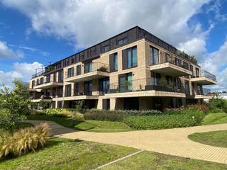 LUXUEUS, KWALITATIEF EN ENERGIEZUINIG APPARTEMENT MET 2 SLAAPKAMERS, GROOT TERRAS 20M², BINNEN-AUTOSTAANPLAATS, KELDER EN AANGENAME BINNENTUIN2de...