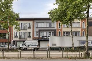 Indeling: Gelijkvloers: - handelsgelijkvloers van ca. 147 m² - momenteel leegstaand (in 2024 verhuurd aan €3081/maand) - conforme elektriciteit...