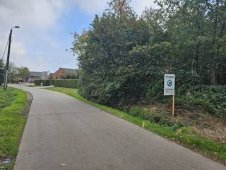 Recreatiegrond van 845 m² te koop in HerseltMooi perceel van 845 m² gelegen in de weekendrecreatiezone van Herselt, aan Bleidenhoek 22. Dankzij de gunstige zuidoriëntatie geniet u de hele dag van zon en licht. Rustige ligging in een groene omgeving, ideaal voor ontspanning en recreatief gebruik.Een unieke kans voor wie op zoek is naar een eigen stukje natuur in een aangename en vlot bereikbare omgeving.📍 Bleidenhoek 22, Herselt 📐 845 m² ☀️ ZuidgerichtContacteer ons voor meer informatie