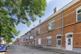 Deze charmante stadswoning met 3 slaapkamers en een gezellige stadskoer is ideaal gelegen in de Peterseliestraat in Brugge. Gelegen tussen...