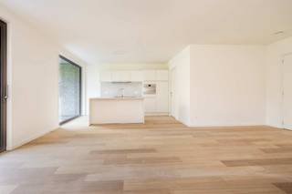 <p><span>Appartement neuf au rez-de-chaussée situé dans la résidence verte Hof ter Beuken</span></p><p><span> </span></p><p><span> '' Cet appartement nouvellement construit est situé à Hof ter Beuken et se trouve au milieu de cette résidence verte à deux pas du centre ville de Malines, du centre ville de Weerde (Zemst) et de l'autoroute E19. </span></p><p><span> </span></p><p><span>Disposition :</span></p><p><span> </span></p><p><span>Ce bel appartement nouvellement construit est situé au rez-de-chaussée et offre une belle vue sur le jardin de la cour verte. Vous entrez dans l'appartement par le hall d'entrée, avec un espace pour un vestiaire et des toilettes séparées. Le salon et la salle à manger sont harmonieusement reliés à la cuisine ouverte. La cuisine est entièrement équipée de placards et d'appareils électroménagers </span></p><p><span> </span></p><p><span> </span></p><p><span> </span></p><p><span> </span></p><p><span> </span></p><p><span> </span></p><p><span>Par l'ascenseur ou l'escalier, vous pouvez entrer dans l'appartement par le hall d'entrée avec des toilettes séparées pour les invités. Le passage ouvert vous permet d'accéder à la cuisine ouverte et à l'espace de vie. La cuisine est entièrement équipée d'appareils de qualité et comprend une plaque de cuisson, un réfrigérateur-congélateur et un four, ainsi qu'un îlot avec un lave-vaisselle et un évier intégrés.</span></p><p><span> </span></p><p><span>Depuis l'espace de vie, vous pouvez accéder à la chambre principale et à la deuxième chambre. Les chambres sont équipées d'une porte coulissante donnant accès à la salle de bains centrale, qui dispose d'une douche à l'italienne et d'un lavabo. La deuxième chambre peut également être utilisée comme dressing. </span></p><p><span> </span></p><p><span>De plus, l'appartement dispose d'une pièce de rangement avec les raccordements nécessaires pour la machine à laver et le sèche-linge.</span></p><p></p>