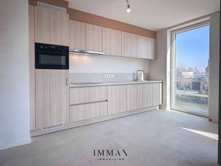 Ontdek dit nieuw éénslaapkamerappartement in de nieuwbouwresidentie ESTEE, prachtig gelegen langs de Damse Vaart in Brugge. Dankzij de onmiddellijke nabijheid van de historische binnenstad en het openbaar vervoer geniet u hier van een uitstekende bereikbaarheid, gecombineerd met een rustige en groene omgeving aan het water.<br /><br />Dit afgewerkte appartement bevindt zich op de tweede verdieping en werd gerealiseerd met oog voor comfort, duurzaamheid en energiezuinigheid. Het werd voorzien van alle moderne technieken en hoogwaardige, duurzame materialen. De lichtrijke leefruimte sluit aan op een aangenaam terras met een uniek zicht op de Damse Vaart.<br /><br />De indeling is doordacht en praktisch: een inkomhal met gastentoilet en berging met aansluiting voor wasmachine. Via de glazen deur komt u terecht in de ruime leefruimte met open, volledig geïnstalleerde keuken. Verder beschikt het appartement over één zeer ruime slaapkamer met en-suite badkamer voorzien van een ruime inloopdouche. <br /><br />In de ondergrondse verdieping zijn een private kelderberging en een autostaanplaats inbegrepen in de huurprijs. Het appartement wordt verwarmd via vloerverwarming met een warmtepomp, wat bijdraagt aan een energiezuinig en toekomstgericht wooncomfort. Daarnaast werd het appartement volledig geschilderd en zal de verhuurder nog lichtarmaturen voorzien.<br /><br />Huurprijs: € 915 per maand<br />Syndickost: € 65 per maand<br /><br />Voor meer informatie of een vrijblijvend bezoek, contacteer Immax Brugge op 050 62 44 14 of mail naar jana@immax.be