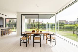 Deze prachtige nieuwbouwvilla in een rustige, residentiële wijk is ontworpen door architect Wim Baekelandt (ARCHITEKTEN BURO). De woning...