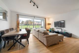 Ben je op zoek naar een instapklare en energiezuinige woning? Zoek niet verder! Deze woning in Herzele heeft alles wat je zoekt.Indeling...