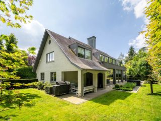 In het hart van de Prins van Oranje, charmante klassieke villa op een perceel van 12 hectare met een bruto vloeroppervlak van 447 m².Het huis komt...