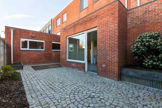 Deze mooie en ruime winkelruimte geniet van een zeer centrale ligging en biedt een praktische indeling (239m²).Bij het binnenkomen treffen we een...