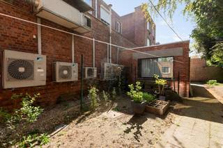 Zéér gunstig gelegen gelijkvloers appartement bestaande uit: een inkomhall, woonkamer, ingerichte keuken, ingerichte badkamer, hall met bergkast en 3 slaapkamers.  Verder beschikt dit eigendom over een achtertuin met achterliggende garage, die uitgeeft op de Turnhoutsebaan.  Het appartement is volledig onderkelderd op stahoogte (100m2!). <br /><br />Dit eigendom is zeer gunstig gelegen aan de Markt en bevindt zich op wandelafstand van alle winkels, scholen en het openbaar vervoer.  De Ring van Antwerpen ligt op slechts 8 min. rijden, ideaal voor woon-werkverkeer.  Er is verder nog parkeergelegenheid in de straat en op het plein. <br /><br />Op dit moment is het pand verhuurd aan €916,04,-  Opzeg is mogelijk voor eigen gebruik.  Dit appartement werd steeds goed onderhouden!  Mits enkele moderniseringen (keuken &amp; badkamer) wordt ze helemaal instapklaar!<br /> 