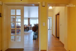 Exclusief wonen in een kleinschalige residentie – ruimte, licht en comfort op een toplocatie<br /><br />Op zoek naar een appartement dat zich onderscheidt van de rest? Dan zal deze unieke eigendom u meteen weten te bekoren. Gelegen op de tweede verdieping van een kleinschalige residentie met slechts vier appartementen – één appartement per verdieping – geniet u hier van maximale privacy, rust en een uitzonderlijk wooncomfort.<br /><br />Bij het binnenkomen wordt u verwelkomd in een royale inkomhal die het hart van de woning vormt en toegang biedt tot alle leefruimtes. De absolute blikvanger is zonder twijfel de de zonnige leefruimte van ca. 45 m². <br /><br />De lichtrijke keuken sluit mooi aan op de leefruimte en biedt alle mogelijkheden om gezellig te koken en gasten te ontvangen. Daarnaast beschikt het appartement over een ruime berging/wasplaats met een aparte cv-ruimte en een afzonderlijk gastentoilet.<br /><br />Aan de rustige achterzijde (het noorden) van het appartement bevinden zich 2/3 ruime slaapkamers. De derde slaapkamer werd smaakvol ingericht als een open dressing, waardoor een luxueuze master suite ontstaat. Wie dat wenst, kan deze ruimte eenvoudig opnieuw als derde slaapkamer of bureau gebruiken.<br /><br />Ook op vlak van energie en comfort scoort dit appartement uitstekend. Dankzij het EPC-label B is er geen renovatieverplichting, terwijl de aanwezige waterontharder zorgt voor extra comfort.<br /><br />De combinatie van de royale volumes, een doordachte indeling, veel natuurlijk licht en de exclusiviteit van een kleinschalige residentie maakt van dit appartement een zeldzame opportuniteit op de vastgoedmarkt.<br /><br />Richtprijs: € 359.000<br /><br />Elk schriftelijk bod, zowel onder, gelijk aan als boven de richtprijs van € 359.000, wordt voorgelegd aan de eigenaars. De eigenaars behouden zich uitdrukkelijk het recht voor om een bod al dan niet te aanvaarden.