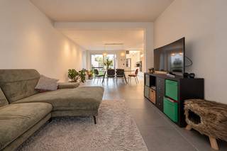 In de Geeststraat, in het groene en landelijke Moerzeke, vinden we deze volledig vernieuwde, energiezuinige en instapklare woning met tuin terug.<br />De gelijkvloerse verdieping biedt een ruime, open leefruimte met gezellige zit- en eetplaats, aansluitend op de moderne, volledig uitgeruste keuken. De grote raampartijen zorgen voor veel natuurlijk licht en een aangenaam contact met de tuin. Verder zijn er een praktische was-/bergruimte en een apart toilet.<br />Op de verdieping bevinden zich 2 slaapkamers en een stijlvolle badkamer met dubbel lavabomeubel, inloopdouche en ligbad. De zolderverdieping biedt bijkomend potentieel en kan verder worden ingericht als extra slaapkamer, bureau, hobbyruimte of polyvalente ruimte. Bovendien is er een volledige ingerichte en droge kelder. <br />Buiten beschikt de woning over een tuin, eigen oprit en een bijgebouw. Een ideale thuis voor wie comfortabel en instapklaar wil wonen in een rustige, landelijke omgeving, met tegelijk nog ruimte om de woning verder naar eigen wensen in te vullen.<br /><u>Troeven:</u><br />Vloerverwarming op de gelijkvloerse verdieping<br />Zonneboiler<br />Volledig uitgeruste keuken<br />Groene en rustige ligging<br /><u>Verplichte vermeldingen</u><br />Elektrische keuring: <strong>conform volgens het AREI.</strong><br /><strong>EPC label A, </strong>99 kWh (m2 jaar) (GEEN renovatieplicht), <strong>178m2 bruto bewoonbare oppervlakte</strong> volgens het EPC. <br />Stedenbouw: in aanvraag ; woongebied, geen verkavelingsvergunning, geen rechtelijke herstelmaatregel of bestuurlijke maatregel, geen overstromingsgevoeligheid: P- score: A, G- score: A. Niet-Asbestveilig: dit gaat over een drainagebuis in de kleder die 'zorgvuldig dient beheerd te worden' en 1 rookgaskanaal in asbestcement dat dient 'verwijderd' te worden, deze valt onder de mijlpaal van 2034.<br /><strong>Mis deze niet en meld je aan voor een persoonlijke rondleiding via taghnee@ocvastgoed.be of via +32 475 42 89 58.</strong><br />