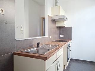 <p><strong><span>Gezellig gelijkvloersappartement op wandelafstand van het station</span></strong></p>
<p><span>Bent u op zoek naar een comfortabel appartement met een uitstekende bereikbaarheid? Dan is dit gezellige gelijkvloersappartement, gelegen in een kleinschalig gebouw op wandelafstand van het treinstation, zeker een bezoek waard.</span></p>
<p><span>Het appartement verwelkomt u via een inkomhal en beschikt over een aangename, lichtrijke leefruimte met een open, half ingerichte keuken. Verder vindt u een apart toilet, een douchekamer, een praktische wasplaats en een rustige slaapkamer die uitgeeft op de gezellige binnenkoer, ideaal om in alle stilte tot rust te komen.<br /><br />Geen lasten.<br /><br />Info en bezoeken: 02/262.45.78 - meise@weinvest.be<br /></span></p>