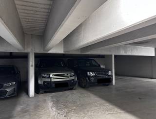 Parking Zoute Palace<br /><br />Uitstekend gelegen staanplaats aan het iconische Place m’as-tu vu, vlak achter de Memlinc.<br />Deze ruime staanplaats is vlot toegankelijk gelegen op het niveau -1. Geschikt voor een grote wagen.<br />Afmetingen:
<ul>
	<li>2m50 breed</li>
	<li>5m diep</li>
	<li>2m68 hoog</li>
</ul>
Interesse? Vraag gerust uw bezoek aan!<br />Ref. G739