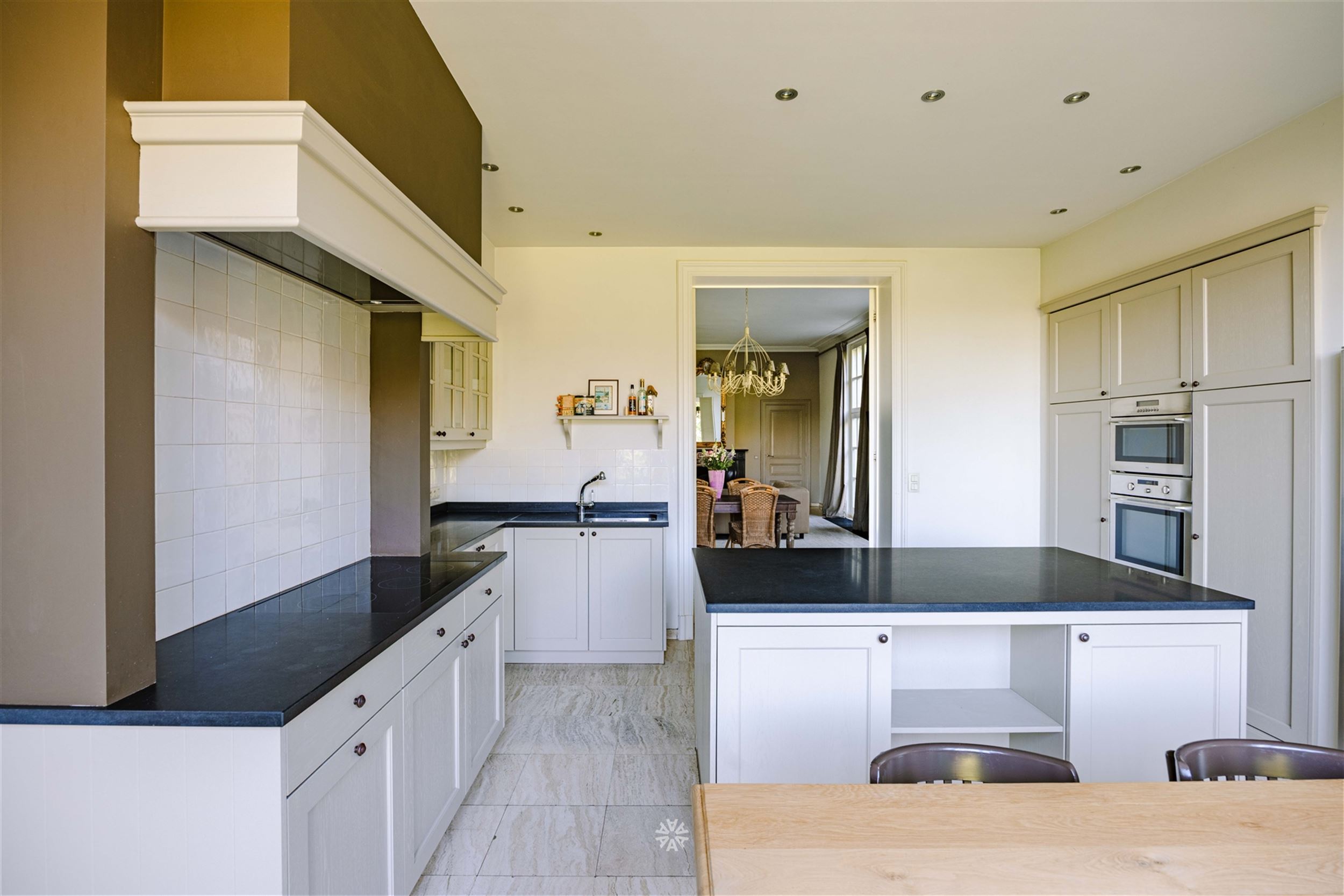 Klassevolle herenwoning met professioneel potentieel - foto 4