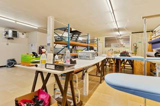 Multifunctioneel handelspand te koop in Oostnieuwkerke. Het pand bestaat uit 2 verdiepingen en is goed voor zo'n 260m² bruikbare vloeroppervlakte...