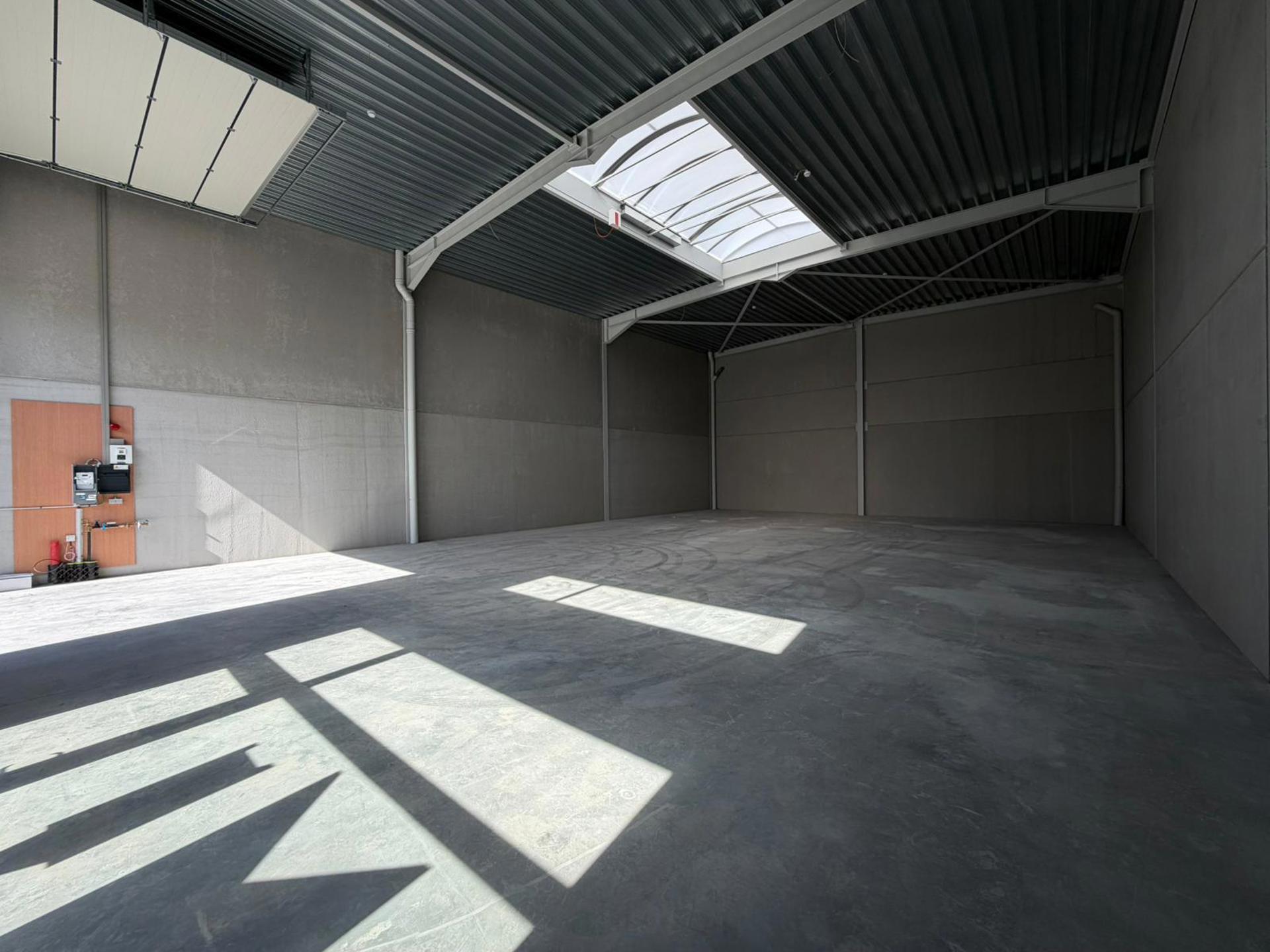 ONMIDDELIJK BESCHIKBAAAR! KMO-unit nabij Torhout! opp 229m2 - foto 3