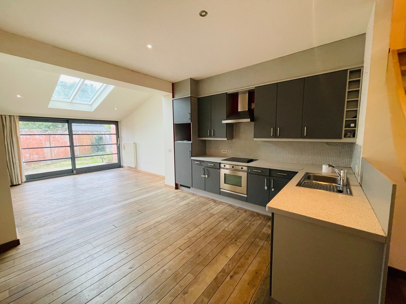 Assebroek, leuk ENERGIEZUINIG gezellig  instapklaar woonhuis met 3 SLAAPKAMERS en tuintje - photo 3