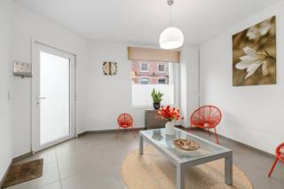 Deze instapklare woning ligt in de Stropwijk in Gent, een buurt die bekendstaat om haar vlotte bereikbaarheid en het brede aanbod aan winkels. Het openbaar vervoer brengt u moeiteloos van en naar het centrum, al geraakt u er net zo gemakkelijk te voet of met de fiets. De mix van gezinnen, jonge koppels en studenten zorgt voor een levendige omgeving zonder dat het onrustig wordt.<br /><br />Op het gelijkvloers beschikt u over een lichtrijke leefruimte met eetplaats en open keuken, ideaal voor wie graag alles bij de hand heeft. Aansluitend bevindt zich de badkamer met wastafel, douchecabine en toilet. Op de eerste verdieping vindt u twee ruime slaapkamers.<br /><br />De hoekligging zorgt voor een mooie lichtinval en een aangename ruimtelijkheid. Dit is een zorgeloze woning voor starters, jonge gezinnen of koppels die een praktische en sfeervolle thuis in de stad zoeken. U woont in een rustige straat met goede verbindingen naar het centrum en alle voorzieningen op wandelafstand. Wilt u de woning graag bezichtigen, contacteer dan Brent via brent@immofrancois.be om een bezoekmoment op de bezoekdag vast te leggen.<br /><br />