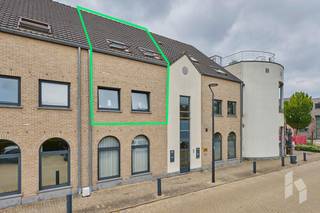 Ruim duplex appartement (123 m²) met 3 slaapkamers, een terras en ondergrondse autostaanplaats en berging in het centrum van Lommel.INDELING:Eerste...