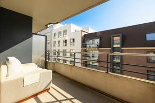 WOLUWE-SAINT-LAMBERT, à proximité du Cora, superbe appartement ± 90m² situé au 3e étage d'un immeuble de 2013. Hall d'entrée, living, cuisine...