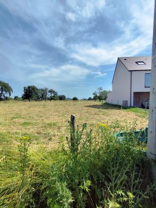 Unieke bouwgrond (1.060 m²) voor halfopen bebouwing in Opwijk.<br /><br />Beschrijving:<br /><br />Bent u op zoek naar de perfecte plek om uw droomwoning te realiseren? Deze residentieel gelegen bouwgrond in het rustige en vlot bereikbare Opwijk biedt u alle ruimte en vrijheid. Met een indrukwekkende diepte van bijna 101 meter geniet u hier van een uitzonderlijk grote tuin.<br />De grond wordt rechtstreeks uit de hand verkocht (zonder makelaar), wat zorgt voor een transparante en vlotte afhandeling.<br /><br />Troeven van het perceel:<br /><br />•Totale oppervlakte: 1.060 m²<br />•Straatbreedte: 10,5 meter<br />•Perceeldiepte: Maar liefst ± 101 meter<br />•Type bebouwing: Geschikt voor een ruime halfopen bebouwing (aanbouwzijde rechts)<br />•Oriëntatie tuin: Ideaal gesitueerd voor zonnekloppers (prachtige lichtinval!)<br />•Nutsvoorzieningen: Elektriciteit, water, internet en riolering zijn reeds aanwezig in de straat.<br />•Beschikbaarheid: De pachter heeft voorkooprecht en er moet rekening gehouden worden met een opzegtermijn voor de pacht. Hier kunnen kosten aan verbonden zijn.<br /><br />Ligging:<br /><br />Het perceel bevindt zich in een rustige, residentiële straat. Op wandel- en fietsafstand vindt u een lokale school, supermarkt en openbaar vervoer (vlotte trein- en busverbindingen).<br />Bovendien ligt Opwijk uiterst centraal en strategisch tussen Brussel, Aalst en Dendermonde.<br /><br />Wettelijke informatie:<br /><br />•Stedenbouwkundige bestemming: Woongebied<br />•Bouw- en verkavelingsvoorschriften: Op aanvraag digitaal beschikbaar.<br />•Overstromingsrapport: P-score: A (geen overstromingskans) / G-score: A<br />•Bodemattest: Blanco bodemattest beschikbaar, op aanvraag via email.<br /><br />Interesse?<br />De grond is op elk moment vrij te bezichtigen vanaf de straatkant ter plaatse: Klaarstraat, links van huisnummer 93.<br />Voor het opvragen van het volledige informatiedossier (inclusief de stedenbouwkundige voorschriften) of het uitbrengen van een schriftelijk bod, kunt u rechtstreeks contact met mij opnemen.<br /><br />Geen makelaars gewenst a.u.b.<br />