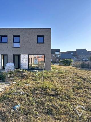 Deze nieuwbouwwoning bestaat uit: inkomhal - toilet - living - keuken - berging - wasplaats - terras - tuin - tuinhuis - carport - 2 autostaanplaatsen - nachthal - 3 slaapkamers - badkamer - toilet op de bovenverdieping. <br /><br />EPC: woning in aanbouw. Vrij 1/12/2026. Huurprijs 950 €/mnd.