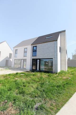 In het rustige Meulebeke in een kindvriendelijk buurt bouwt Hectaar deze twee hedendaagse halfopen bebouwingen met zuid-gerichte tuin. Deze woningen zijn gelegen op een beugscheut van het centrum van Meulebeke en vlakbij invalswegen richting Tielt, Ingelmunster, Dentergem,... <br />Deze nieuwbouwwoning is voorzien van 2 volwaardige slaapkamers op de eerste verdieping en een 3de slaapkamer op zolder, lichtrijke leefruimte met open keuken en volledig uitgeruste badkamer. Er wordt een prefab garageboxen voorzien in de prijs. (foto's referentie voorgaande woningen).
<ul>
<li>Kindvriendelijke en rustige woonbeurt;</li>
<li>Energiezuinige woning; </li>
<li><strong>100% vermindering op de onroerende voorheffing gedurende 5 jaar! </strong></li>
<li>Vloerverwarming op het gelijkvloers</li>
<li>Overschakeling naar warmtepomp mogelijk tot einde ruwbouw</li>
<li>2 ruime slaapkamers op de eerste verdieping, 3de slaapkamer en extra berging op zolder. </li>
<li>Losstaande garagebox inbegrepen in de prijs</li>
</ul>
Aarzel zeker niet om contact op te nemen bij vragen of verdere interesse. <br />
