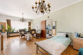 <p><span>Dit ruim 2 slaapkamer appartement is gelegen op de 5de verdieping van een gebouw op de hoek van de Congresstraat en de Carnotstraat. Op wandelafstand vindt u verschillende winkels, scholen en haltes van het openbaar vervoer. </span></p><p><span> </span></p><p><span>U betreedt het appartement via de inkomhal met ingemaakte kast en apart gastentoilet. Vooraan in het appartement ligt de leefruimte met daarnaast de keuken. </span></p><p><span> </span></p><p><span>Verder zijn er nog 2 ruime slaapkamers, waarvan de grootste toegang geeft tot het terras, en de badkamer. Bij het appartement komt nog een handige kelderberging. <br /><br />Het appartement is momenteel verhuurd.</span></p><p><span> </span></p><p><span> </span></p>