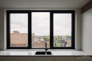 Op zoek naar een ruime en energiezuinige penthouse in Avelgem, voorzien van alle comfort en dicht bij alle voorzieningen? Dan is deze unieke woning perfect voor jou! Gelegen op de derde verdieping, biedt deze penthouse met een woonoppervlakte van 115 m² een prachtig uitzicht over Avelgem en een enorm terras van maar liefst 61 m², waar je in alle rust kunt genieten van de buitenlucht.<br /><br />Indeling:
<ul>
<li>Via de lift kom je in de ruime, lichte leefruimte met grote raampartijen die zorgen voor een overvloed aan natuurlijk licht en een schitterend uitzicht over de omgeving.</li>
<li>De open, volledig uitgeruste keuken is voorzien van hoogwaardige toestellen.</li>
<li>Het grote terras (61 m²) is toegankelijk via een schuifdeur vanuit de woonkamer.</li>
<li>Twee comfortabele slaapkamers.</li>
<li>De badkamer is uitgerust met zowel een ligbad, inloopdouche als een dubbele lavabo.</li>
<li>Een ruime berging en apart toilet maken het geheel compleet.</li>
</ul>
<br />Eigenschappen:
<ul>
<li>Energiezuinige penthouse, voorzien van een warmtepomp voor vloerverwarming en warm water.</li>
<li>Gemeenschappelijke fietsenberging.</li>
<li>Optioneel: open parkeerplaats aan te kopen.</li>
</ul>
Prijs: exclusief BTW, registratie en bijkomende kosten.<br /><br />Mis deze kans niet om te wonen in dit moderne, ruime penthouse op een toplocatie in Avelgem!<br /><br />Meer info of een bezoek? Contacteer Kyamo De Smet: 0479 06 13 71