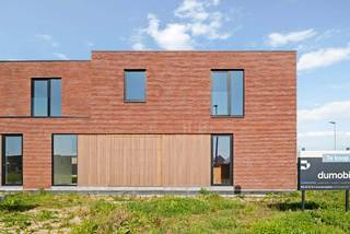 Binnen de ring van Roeselare, op het grondgebied van Hooglede, bevindt zich deze moderne halfopen woning (lot 87) met plat dak. De woning beschikt over een lichtrijke leefruimte, een kwalitatief ingerichte open keuken en een ruime garage die eveneens dienst kan doen als wasplaats. Er zijn 2 aparte toiletten. Eén op elke verdieping. Boven bevinden zich 4 slaapkamers, een badkamer met douche én bad en een aparte berging. De woning werd reeds opgebouwd, en wordt volgens de wensen van de koper verder afgewerkt en instapklaar opgeleverd. Voorzien van alle nodige vloerbekleding, met aangelegde oostgerichte tuin voorzien van een afsluiting, terras en gazon en een aangelegde voortuin met oprit en pad naar de voordeur.<br /><br />Door de combinatie van het warmtenet en zonnepanelen verwarm je duurzaam met vloerverwarming en de nieuwste technieken. Met een E-peil onder de 20 geniet je van heel wat voordelen en als bewoner van dit futureproof woonproject beschik je daarbij over alle faciliteiten van het e-mobipunt. Er is een vlotte verbinding met de ring rond Roeselare en het centrum van Roeselare.<br /><br />Deze all-inprijs excl. kosten omvat een volledig afgewerkte, instapklare woning met álle voorzieningen en omgevingswerken inbegrepen. De totale kostprijs inclusief wettelijke kosten waaronder registratierechten, btw, notariskosten en aansluitingskosten kan je eenvoudig bekijken op onze <u><strong>website</strong></u>: <strong><u>www.dumobil.be/nl/woonprojecten/projecten/hooglede-nieuwbouwwoningen</u></strong>  En/of contacteer onze bouwadviseur Sam Borrey voor meer info: 0483/21.01.33 | sam@dumobil.be