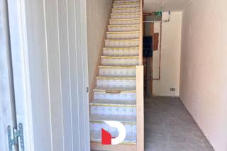 Op zoek naar een moderne en instapklare woonst in het hart van Brugge? Dit prachtig gerenoveerde duplexappartement combineert hedendaags wooncomfort met de charme van wonen in de historische binnenstad.<br /><br />Het appartement beschikt over een volledig private inkom met ruimte om fietsen te stallen. Op de eerste verdieping bevindt zich een aangename leefruimte met een moderne, volledig ingerichte keuken. Vanuit de leefruimte heb je toegang tot het zonnige terras. Op deze verdieping is eveneens een gastentoilet aanwezig.<br /><br />De tweede verdieping omvat twee comfortabele slaapkamers en een stijlvolle badkamer met inloopdouche en lavabomeubel. De woonst werd volledig gerenoveerd.<br /><br />Een absolute troef is de topligging in hartje Brugge, op wandelafstand van winkels, horeca en alle voorzieningen. Bovendien zijn er geen gemeenschappelijke kosten.<br /><br />Een ideale woonst voor wie op zoek is naar modern, comfortabel en rustig wonen op een unieke locatie in het centrum van Brugge.<br /><br />De woning wordt op dit moment volledig afgewerkt en zal instapklaar zijn. EPC in opmaak (in afwachting van klaar zijn van alle werken).