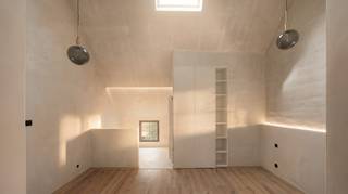 <em><span><span><strong>Karaktervolle dubbelbrede stadswoning met ruime inpandige garage, prachtige stadstuin en ongeziene master suite. </strong></span></span></em><br /><br />Achter de gevel van deze dubbelbrede stadswoning aan de Westkapellestraat schuilt een woning die in 2026 volledig en met uitzonderlijke aandacht voor detail werd gerenoveerd. Met een bewoonbare oppervlakte van maar liefst 265 m² op een perceel van 230 m², biedt deze woning het ruimtelijke comfort van een villa, op een uitstekende ligging in Knokke-Heist.<br /><br />Bij het betreden van de leefruimte valt onmiddellijk de serene sfeer op. Warme, ambachtelijk afgewerkte kalkpleisterwanden in zachte tinten vormen de basis, terwijl subtiele ingebouwde LED-verlichting langs plafonds en nissen zorgen voor een aangename verfijnde gloed.<br /><br />De hoogwaardige maatwerkkeuken is voorzien van Siemens-toestellen en vloeit naadloos over in de leefruimte. Grote glaspartijen geven uit naar de zonnige serene binnentuin van ca. 86m² met een volwassen boom als centraal ankerpunt, aangelegd gazon, tuinberging en een ruim terras.<br /><br />Via een sculpturale trap met zachte, afgeronde vormen bereikt u de bovenverdieping. Vier ruime slaapkamers en drie badkamers bieden plaats voor het hele gezin of voor gasten, elk met dezelfde signatuur van rust, licht en kwaliteit.<br /><br />De exclusieve master bevindt zich onder de nok van het dak en verrast elke keer opnieuw met zijn cathedraalplafond en uniek lichtinval. Deze suite werd verder voorzien van een eigen dressing, zeer hoge ingemaakte kasten op maat, een apart toilet en een verfijnde en-suite badkamer met dubbele wastafel, vrijstaand floating bad en een ruime inloopdouche.<br /><br />Dankzij de doorgedreven renovatie behaalt de woning een uitstekende EPC-score van 142 kWh/m² (label B).<br /><br />De ruime inpandige garage werd uitgerust met een extra brede inrijpoort.<br /><br />Een woning in deze prijsklasse met deze graad van afwerking is in Knokke-Heist een uiterst zeldzame opportuniteit.<br /><br />Voor meer info, mail naar info@immonano.be of bel ons via 0471 22 68 18.<br />