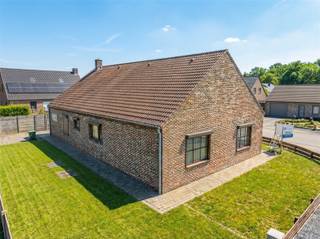 Cette maison unifamiliale de caractère soignée, avec une superficie habitable de 169 m² et offrant une largeur de façade de pas moins de 17...