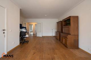 Inkomhal; apart toilet; leefruimte; keuken met kasten, spoelbakken, kookplaat, dampkap en ruimte voor een eigen vaatwasser en koelkast; badkamer...