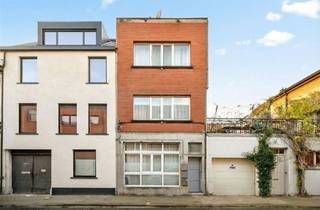 <p>Volledig gerenoveerd gebouw nabij Plantin Moretuslei & Centraal Station Antwerpen</p><p>Dit recent volledig gerenoveerde en gemeubeld aangeboden eigendom is instapklaar, uiterst verhuurbaar én levert een aantrekkelijk rendement van ca. 7%. Het gebouw is administratief gekend als één woning, maar werd functioneel ingedeeld in 4 afzonderlijke units: ideaal voor cohousers, studenten, werklui, expats en jonge professionals.</p><p>Indeling van het gebouw<br />- Gelijkvloers: 2 moderne studio’s<br />- 1e verdieping: 1 stijlvol appartement<br />- 2e verdieping: 1 lichtrijk appartement</p><p>Technische troeven<br />- EPC-label B<br />- Elektriciteit conform<br />- Volledige recente renovatie (technieken, keuken, sanitair, vloeren, ramen, …)<br />- Wordt gemeubeld verkocht – direct verder te verhuren</p><p>Huidige huurinkomsten<br />Volledig verhuurd met een huuropbrengst van €3.300/maand (incl. nutsvoorzieningen).<br />Dit resulteert in een rendement van maar liefst 7%!</p><p>Locatie<br />Topligging nabij de Plantin Moretuslei en op wandelafstand van het Centraal Station. Zeer geliefd bij huurders dankzij de mobiliteit, voorzieningen en snelle verbindingen.</p><p>Interesse? Neem gerust contact op voor meer informatie of een bezichtiging: info@markasa.be of 03/827.72.92</p>