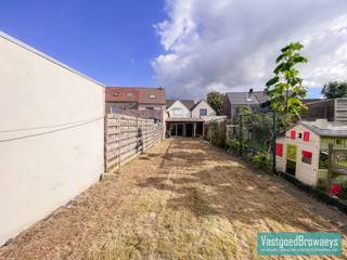 <strong>Op zoek naar een investering of een charmante starterswoning? </strong>Dan is deze woning misschien precies wat u zoekt!<br /><br />De woning bestaat uit een <strong>inkomhal </strong>met vaste trap naar de bovenverdieping, een <strong>knusse leefruimte </strong>met <strong>open keuken</strong>, <strong>badkamer</strong>, <strong>veranda </strong>en een <strong>aangename, zonnige tuin</strong> waar het heerlijk vertoeven is. Op de bovenverdieping bevinden zich<strong> twee slaapkamers</strong>.<br /><br />De ligging is ideaal: <strong>vlakbij het centrum van Oudenaarde</strong>, met <strong>goede verbindingen</strong> naar belangrijke invalswegen én het <strong>station </strong>op korte afstand — een echte troef voor zowel pendelaars als investeerders.<br />Houd er rekening mee dat de woning <strong>renovatie </strong>vereist om het <strong>energieverbruik te optimaliseren</strong> en het wooncomfort te verhogen.<br /><br />Wacht niet langer en contacteer ons vandaag nog voor meer informatie of een bezoek!<br />Contacteer Stefanie op het nummer 055/59 50 10 of email stefanie@vastgoedbrowaeys.be<br /> 