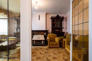 Ontdek nu deze heel charmante en authentieke woning in het centrum van Eeklo.<br />Voor de liefhebber van een renovatieproject, is dit een unieke kans.<br />We betreden de woning via de ruime inkomhal, die ons naar het salon brengt, daarnaast de eetruimte en de keuken.<br />Via de keuken gaan we naar de stadskoer, die ook geniet van een achteruitgang.<br />Op het verdiep zijn er maar liefst 5 slaapkamers en een badkamer.<br />Verder is er nog een ruime kelder en een buitenberging met achteruitgang naar de Raamstraat.<br /><br />Interesse? Bel Matthias 0497/76.84.89