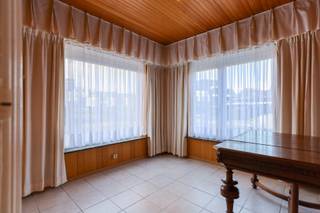 <p>Nabij het centrum van Beveren bevindt zich deze prachtig onderhouden bungalow met heel wat potentieel.<br /><br />De inkomhal met ingemaakte kasten biedt toegang tot zowel het leefgedeelte als de 1ste slaapkamer die ook kan dienen als bureauruimte. Het leefgedeelte omvat een ruime woonkamer met mooie lichtinval en zicht op de groene voortuin, een hal met toegang tot de keuken, een badkamer, een gastentoilet en nog 2 ruime slaapkamers. Vanuit de keuken kom je in de droge kelder, ideaal als opbergruimte. Eén van de troeven van deze woning is de veranda van 26m² met zicht op de prachtig onderhouden, ruime en zonnige tuin. <br /><br />De grote garage en lange oprit met carport zorgen ervoor dat parkeren bij de woning absoluut geen probleem zijn. Een bijkomende troef is de aanwezigheid van een kruipkelder, wat extra mogelijkheden biedt bij renovatiewerken.<br /><br />Ben je op zoek naar een gelijkvloerse woning op een centrale locatie, met ruimte, parkeermogelijkheden en renovatiepotentieel? Wij leiden je graag rond!</p>