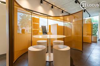 Vous recherchez une opportunité d'investissement ou un commerce avec du caractère ? Cet espace commercial spacieux est situé au cœur de Kruibeke...