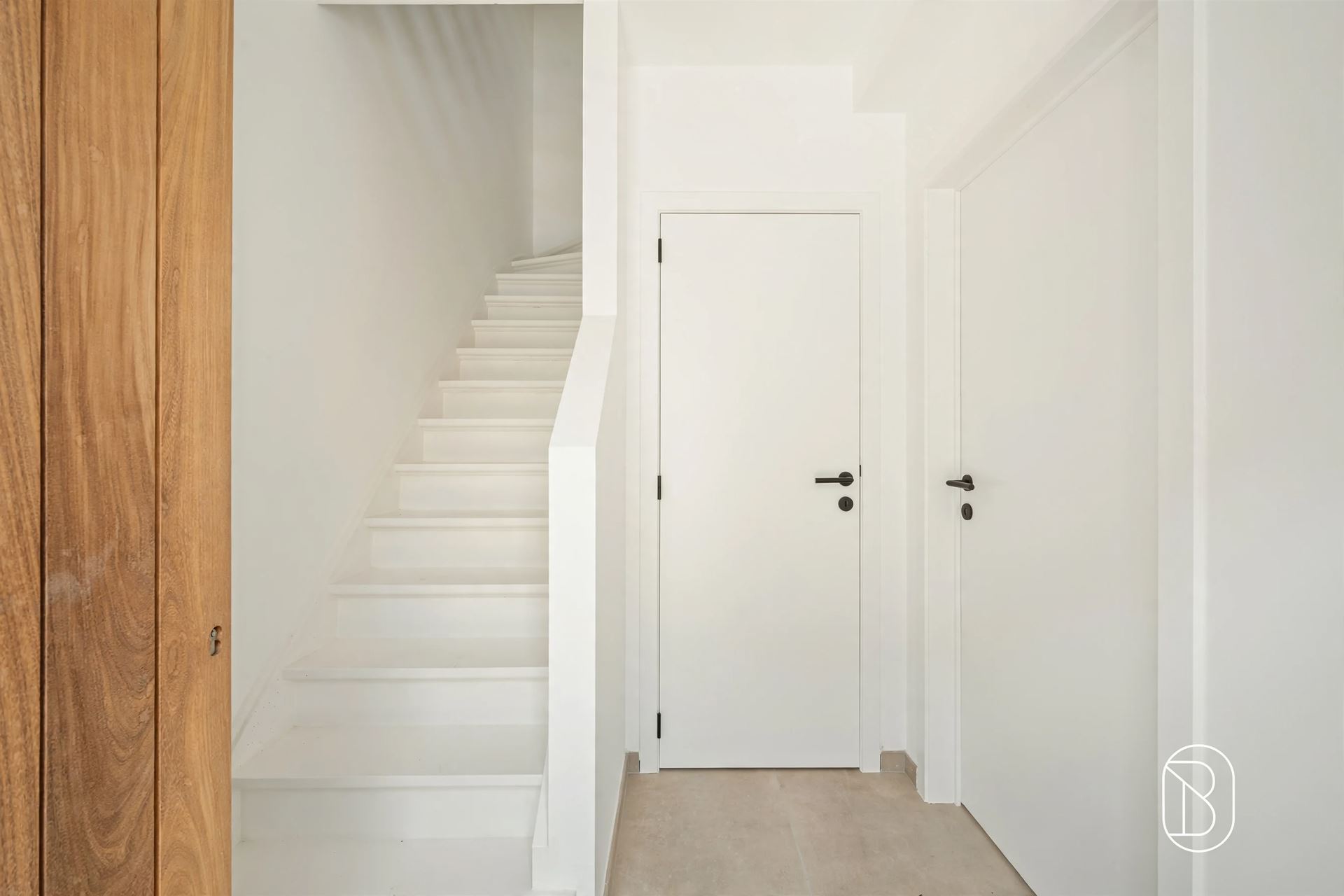 Charmant gerenoveerde woning met grote aangename tuin en handige oprit. - foto 5