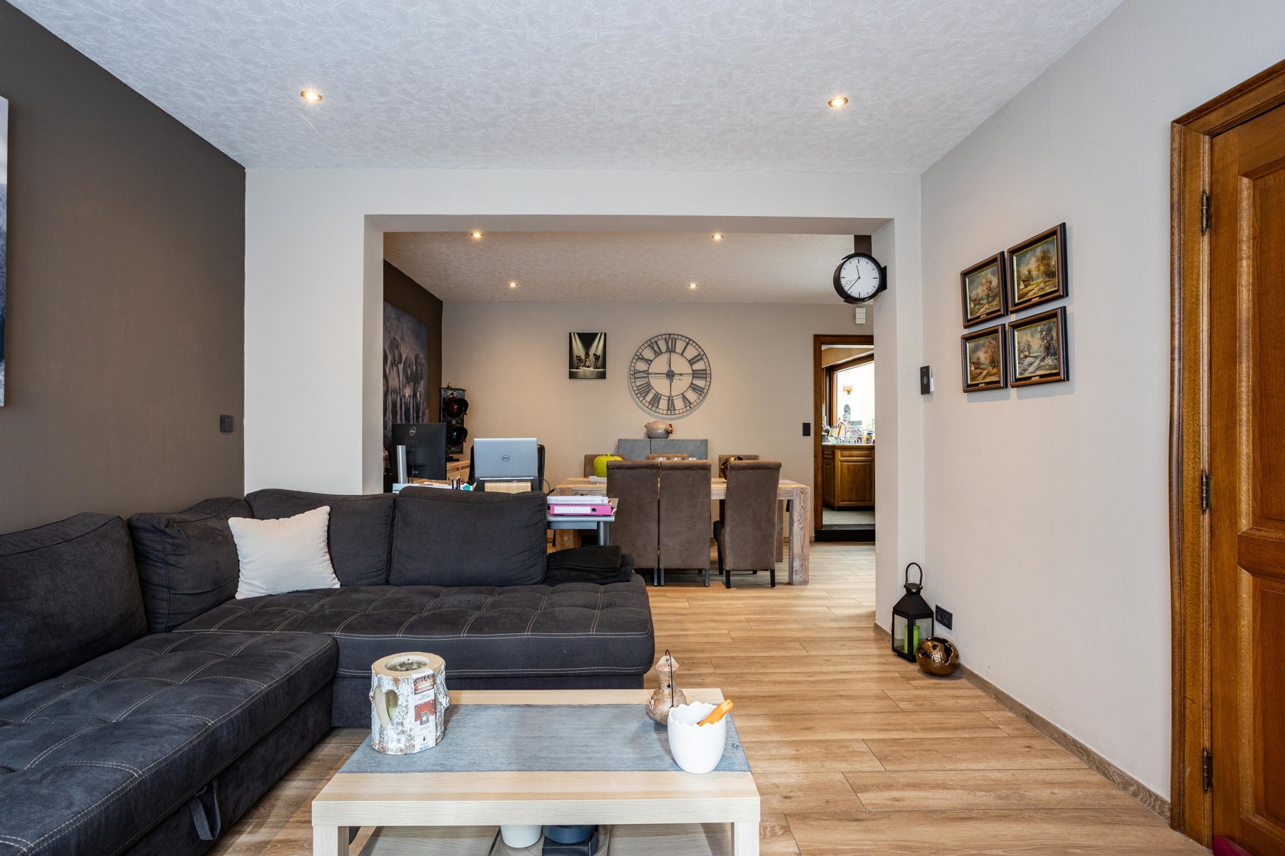 Woning met 3 garages en mogelijkheid tot verkaveling - foto 2