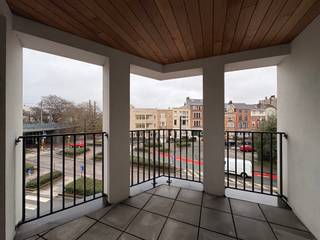 Vraag uw bezoek aan via immodavinci.be<br /><br />Ligging<br />Dit appartement geniet een uitstekende ligging aan het Sint-Pietersstation, vlak bij het Miljoenenkwartier en een prachtig park. Het centrum van Gent is vlot bereikbaar per fiets en dankzij het ruime aanbod aan openbaar vervoer bent u perfect verbonden in alle richtingen. Ook de nabijheid van belangrijke invalswegen maakt dit een bijzonder praktische locatie.<br /><br />Indeling<br />Het appartement beschikt over een ruime en zeer lichtrijke leefruimte met een volledig geïnstalleerde open keuken. Er zijn twee volwaardige slaapkamers en een derde kamer, ideaal als bureau of thuiswerkruimte. De grote slaapkamer geeft uit op een terras aan de achterzijde, terwijl er vooraan een ruim terras aanwezig is om van het open zicht te genieten. Verder is er een badkamer met alle comfort.<br /><br />Troeven<br /><br />Toplocatie aan Gent-Sint-Pieters en Miljoenenkwartier<br />Veel natuurlijk licht en ruime leefruimtes<br />2 terrassen: vooraan en achteraan<br />3de kamer ideaal als bureau<br />EPC B (102) – energiezuinig<br />Afgesloten fietsenstalling in het gebouw<br />Ondergrondse staanplaats bij te huren aan €75/maand<br />Forfait gemene kosten: €100/maand<br />Lange termijn mogelijk (9 jaar)<br /><br />Een comfortabel en goed gelegen appartement, ideaal voor wie ruim en centraal wil wonen in Gent.