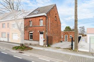 À Ath, découvrez cette agréable maison familiale située à la Chaussée de Mons 373. Elle propose 4 chambres, 2 salles d’eau modernes, une...