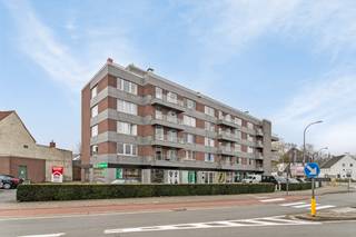 Dit lichtrijk hoekappartement is gelegen op het tweede verdiep in de Keukeldam in Waregem.IndelingRuime inkomhal met aansluitend de leefruimte en een...