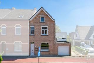 Exclusief te koop bij Access Estate – Instapklare, volledig gerenoveerde woning met 3 slaapkamers, garage én uitbreidingsmogelijkheden voor 2 extra slaapkamers! 📅 BEZOEKDAG – ZATERDAG 25 JULI – ENKEL OP AFSPRAAK. Plan eenvoudig uw bezoek via sms of WhatsApp op 0475 92 30 35.Bent u op zoek naar een energiezuinige, instapklare woning waar comfort, ruimte en duurzaamheid hand in hand gaan? De indeling: inkomhal met praktische vestiairekast, de lichtrijke en gezellige leefruimte met eetplaats met grote raampartijen. Een moderne, volledig uitgeruste open keuken, de wasplaats en de stijlvolle badkamer met toilet en inloopdouche. Een absolute meerwaarde is de overdekte lounge, die tijdens de renovatie werd gecreëerd. Op de eerste verdieping vindt u drie volwaardige slaapkamers. Bovendien beschikt de woning over een ruime zolderverdieping waar de nodige technieken reeds zijn voorzien. Hierdoor kan deze verdieping eenvoudig worden ingericht tot twee extra volwaardige slaapkamers. Troeven op een rij: ✔ Volledig gerenoveerde instapklare woning, ✔ EPC-label B, ✔ Elektrische keuring CONFORM!, ✔ Niet-asbestveilig (1 cement verluchtingsbuis), ✔ 7 zonnepanelen + thuisbatterij (uitbreidbaar), ✔ Warmtepomp met airco- en verwarmingsfunctie (uitbreidbaar naar 3 units), ✔ Gezellige overdekte lounge, ✔ Ruime inpandige garage met automatische sectionaalpoort, ✔ Kelder 10m², ✔ Rolluiken, ✔ Mogelijkheid tot totaal 5 slaapkamers dankzij de zolderverdieping (af te werken), ✔ Uitstekende bereikbaarheid nabij E40, station, winkels en scholen. Laat deze unieke opportuniteit niet aan u voorbijgaan en reserveer vandaag nog uw bezoek!